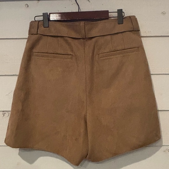 Banana Republic Vegan Suede Shorts
Women's Size 8 High Waist - Picture 8 of 11